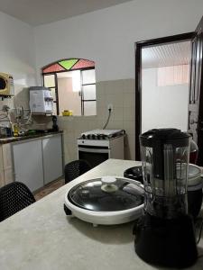 una cucina con frullatore, seduta su un tavolo di Tradição e Conforto em Santa Efigênia a Belo Horizonte