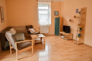 Televízia a/alebo spoločenská miestnosť v ubytovaní Apartmány Ados