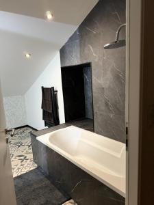ein Badezimmer mit einer großen Badewanne in einem Zimmer in der Unterkunft Casa Majorelle - Maison spacieuse et élégante in Montigny-lès-Metz + 48 Fotos