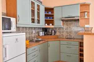 Kuchyňa alebo kuchynka v ubytovaní Apartmány Ados