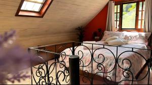 a bedroom with a bed in a room at CHALÉ AZALÉA Lindo chalé NO CAMPO com roupas de cama e banho impecáveis, Wi-Fi StarLink de alta velocidade, cozinha equipada, estacionamento privativo, decks, jardins, lareiras, conforto, privacidade e belíssimas paisagens in Cunha +51 photos