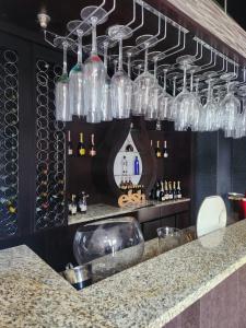 センチュリオンにあるBlue Valley Golf Estateのシンクとワイングラスのあるバー