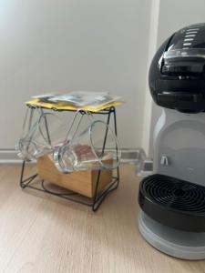 a coffee maker next to a table next to a coffee machine at Apartamento Turístico Centro Antequera B in Antequera