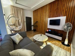 un soggiorno con un divano e una TV di U&U place a Uyo