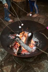una persona está cocinando comida en una parrilla en Coastal Beach House with Panoramic Views and Stunning Sunsets, en Ocean Grove