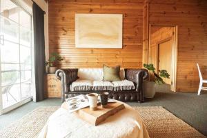 a living room with a couch and a table at Central Two Bedroom Apartment With Mountain Views in Mount Beauty