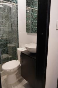 un baño con inodoro y lavabo en Apartamento Hortensia - Casa Tartaruga Bogotá, en Bogotá