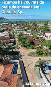eine Luftansicht einer Kleinstadt mit Häusern in der Unterkunft Pousada Maranata in Guarujá