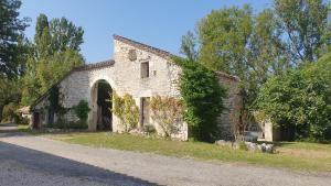 an old stone building with ivy growing on it at Mas Labrugade in Lebreil
