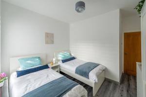 Ένα ή περισσότερα κρεβάτια σε δωμάτιο στο A50 Apartments Stoke - 3 Bedrooms - 3 Bathrooms incl 2 ensuites house