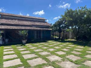 une cour devant une maison avec un bâtiment dans l'établissement Casa na região dos lagos, à São Pedro da Aldeia