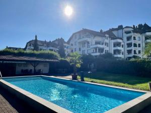 modern lakeside flat with pool access - 80m2内部或周边的泳池