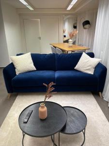 modern lakeside flat with pool access - 80m2的休息区