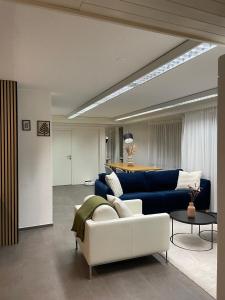 modern lakeside flat with pool access - 80m2的休息区