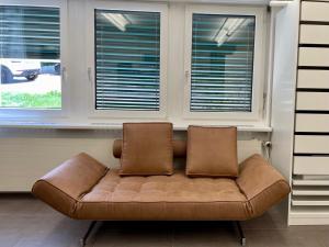 modern lakeside flat with pool access - 80m2的休息区