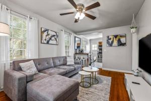 Μια τηλεόραση ή/και κέντρο ψυχαγωγίας στο East Hill Oasis Near Beaches & Downtown