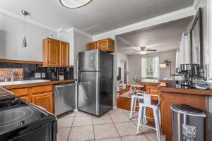 Η κουζίνα ή μικρή κουζίνα στο East Hill Oasis Near Beaches & Downtown +17 φωτογραφίες