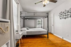 Ένα ή περισσότερα κρεβάτια σε δωμάτιο στο East Hill Oasis Near Beaches & Downtown