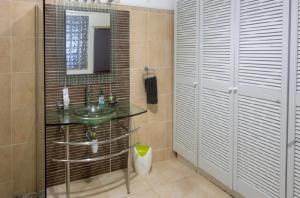 Bilik mandi di F2 Stay in Cluny