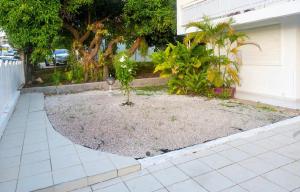 Taman di luar F2 Stay in Cluny
