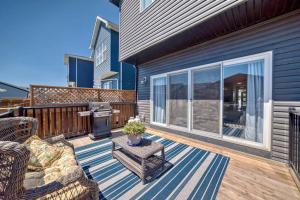Μπαλκόνι ή βεράντα στο Bright Pet Friendly SE Calgary Home