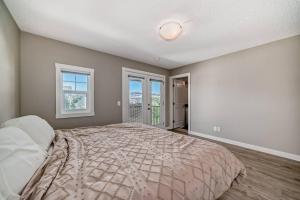 Ένα ή περισσότερα κρεβάτια σε δωμάτιο στο Bright Pet Friendly SE Calgary Home