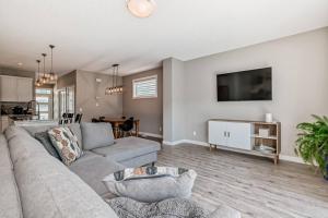 Μια τηλεόραση ή/και κέντρο ψυχαγωγίας στο Bright Pet Friendly SE Calgary Home