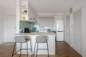 Una cocina o cocineta en Mindy's by the beach