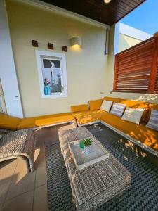 Posezení v ubytování Modern town house with pool and 3 Bdrms