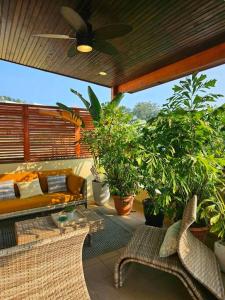 Posezení v ubytování Modern town house with pool and 3 Bdrms