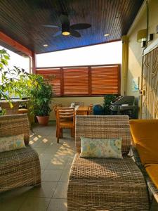 Posezení v ubytování Modern town house with pool and 3 Bdrms