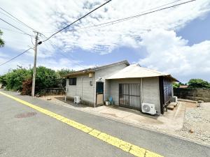 Nishibaruまるとくハウス沖永良部的街道边的小房子