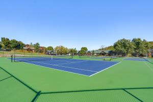 Tenis a/nebo squash v ubytování Resort Amenities and Lake Access Camdenton Retreat nebo okolí