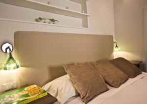 フィレンツェにあるApartments Florence Pinzochere Mansardaのベッドルーム1室(ベッド1台、本付)