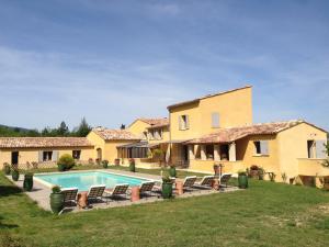 an exterior view of a house with a swimming pool at La Grande Bouisse gites avec piscine dans le Luberon, Provence in Céreste