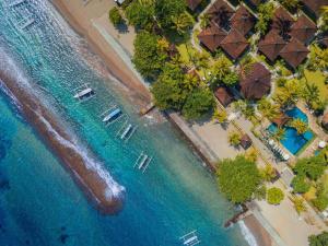 eine Luftaufnahme eines Strandes mit einem Resort in der Unterkunft Puri Bagus Candidasa in Candidasa