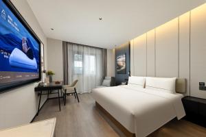 TV i/ili multimedijalni sistem u objektu Atour Hotel Nantong Haimen Wenfeng Dashijie