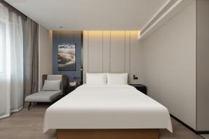 Krevet ili kreveti u jedinici u okviru objekta Atour Hotel Nantong Haimen Wenfeng Dashijie