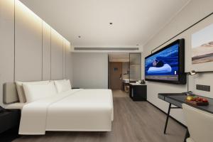 TV i/ili multimedijalni sistem u objektu Atour Hotel Nantong Haimen Wenfeng Dashijie