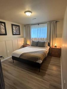 Postel nebo postele na pokoji v ubytování Downtown Alpine Suite