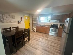 Kuchyň nebo kuchyňský kout v ubytování Downtown Alpine Suite