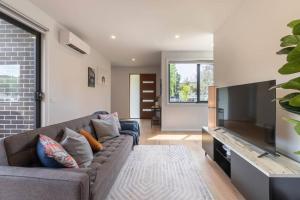 Μια τηλεόραση ή/και κέντρο ψυχαγωγίας στο Joe-3Bed2Bath New CozyTownhouse