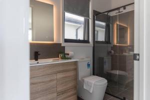 Ένα μπάνιο στο Joe-3Bed2Bath New CozyTownhouse +42 φωτογραφίες