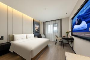 TV i/ili multimedijalni sistem u objektu Atour Hotel Nantong Haimen Wenfeng Dashijie
