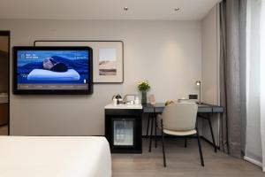 TV i/ili multimedijalni sistem u objektu Atour Hotel Nantong Haimen Wenfeng Dashijie