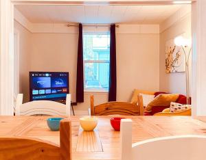 TV a/nebo společenská místnost v ubytování KingstonStays Happy House, Free Parking, Downtown
