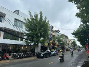 eine belebte Stadtstraße mit Autos und Motorradfahrern. in der Unterkunft CoCo home 15 in Ho-Chi-Minh-Stadt