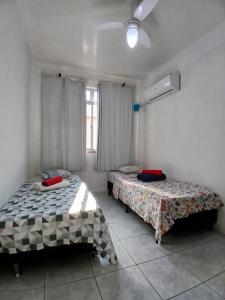A bed or beds in a room at Quarto Privado Cama Casal ou Solteiros Apto