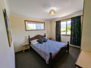 a bedroom with a bed and a window at Gloucester - 2 Bedroom Apartments in Gloucester
