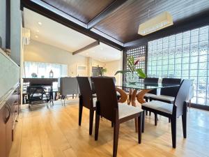 a dining room with a table and chairs and a piano at Casa Ideal para Férias em Florianópolis in Florianópolis